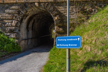 Tunnel mit Wegweiser Brenner Innsbruck