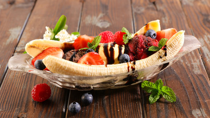 banana split, banana with ice cream and fruits