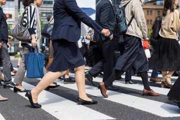 女性中心の通勤風景