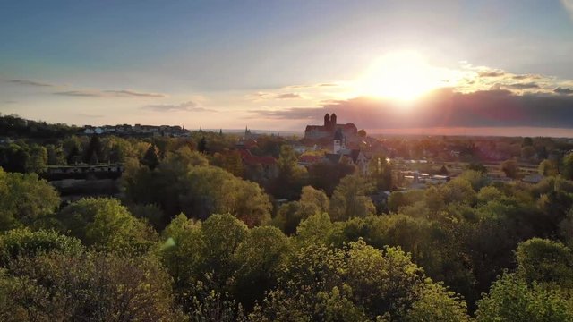 Schloss in Quedlinburg im Harz - Drohnenshot in Deutschland bei Sonnenuntergang in 4k