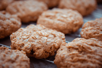 Oatmeal cookies put it on the grill to wait for it to cool.