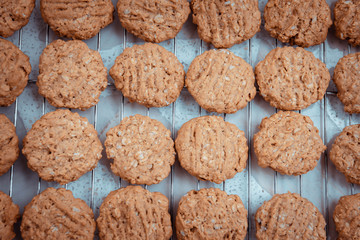 Oatmeal cookies put it on the grill to wait for it to cool.