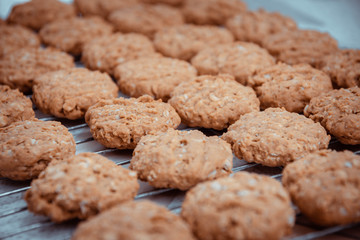 Oatmeal cookies put it on the grill to wait for it to cool.