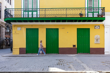 Bunte Fassade in der Altstadt von Havanna, Kuba