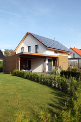 Fototapeta na wymiar Einfamilienhaus Carport Solaranlage EnergieHaus modern Carport