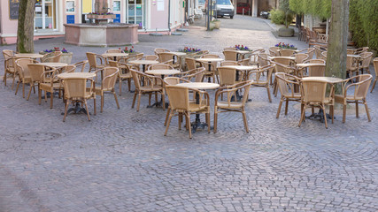 Tische und Stühle in einer Fussgängerzone