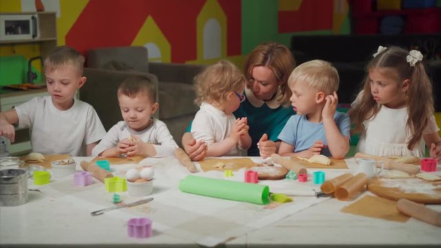 Woman teaches kids to cook