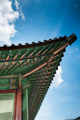 Obraz premium Detale architektoniczne dachu tradycyjnego budynku, Pałac Gyeongbokgung, Dystrykt Jongno, Seul, Korea Południowa