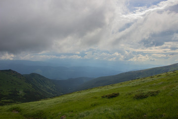 Obraz premium Wędrówka z namiotem przez Petros do Howerli, jeziora Nesamovite, obserwatorium Mount Pop Ivan.
