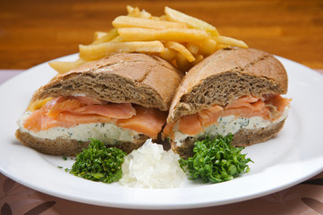 Special integral sandwich of salmon and cream cheese. Accompanied by french fries