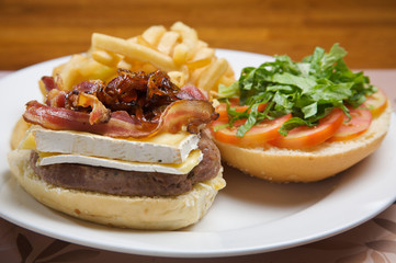 Special hamburger with goat cheese, caramelized onions, mushrooms and bacon. Accompanied by french fries.