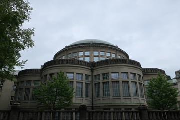 Uni Geb&auml;ude mit Dom