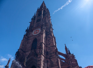 Freiburg Münster Turm Uhr unten Weitwinkel