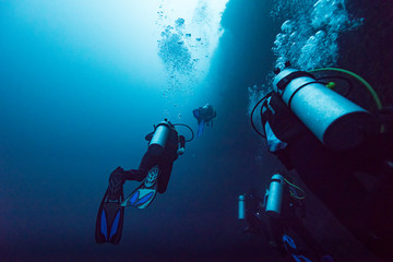 Scuba divers underwater, The Great Blue Hole, Belize Barrier Reef, Lighthouse Reef, Belize - obrazy, fototapety, plakaty