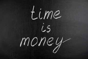 Obraz premium Time is Money on a blackboard. A concept for improving efficiency and time management in your business and personal life