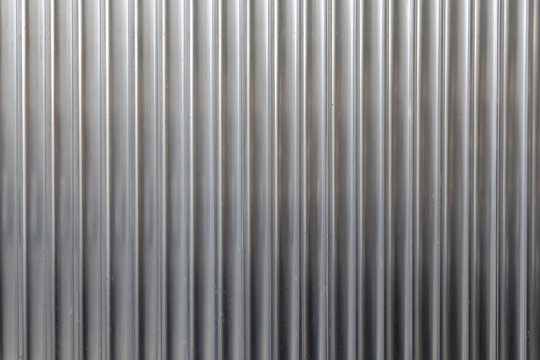Hochwertiges Aluminiumwellblech als witterungsbest&auml;ndige Verkleidung von W&auml;nden und D&auml;chern als sch&ouml;ner Hintergrund mit copy space