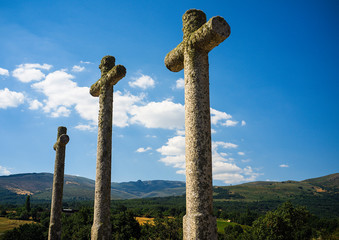 Tres cruces de piedra 