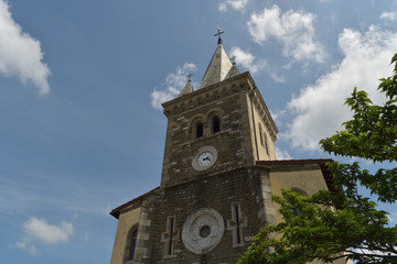 Fototapeta premium Clocher de l'église de Garris dans le Pays Basque dans les Pyrénées Atlantique, son horloge, son fronton