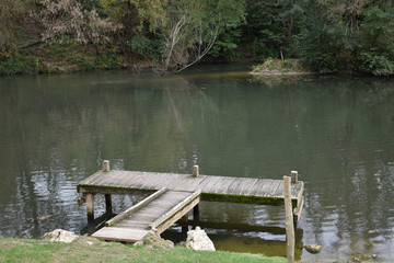 Un joli ponton en bois au bord d'un lac qui invite à la baignade, à la sérénité, à la...