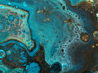 Abstrakter marmorierter Effekthintergrund. Blaue kreative Farben. Schöne Farbe mit dem Zusatz von Gold © tomertu