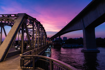 Fototapeta premium Rama3 and Krung thep bridge cross over Chao phraya river in evening with twilight sky background Bangkok, Thailand. Cityscape Concept.