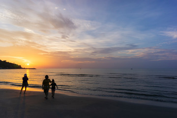 Fototapeta premium Silhouettes of people watching the sunrise over the sea