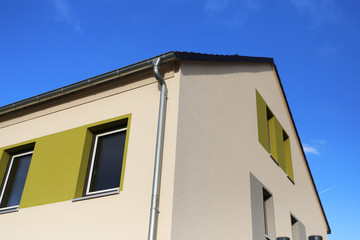 Fototapeta na wymiar Wohnhaus mit modernem Fassadenanstrich