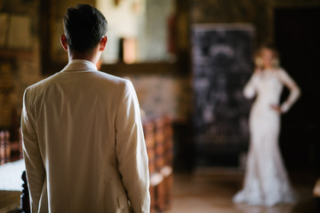 Fototapeta premium Spotkanie młodej pary na weselu