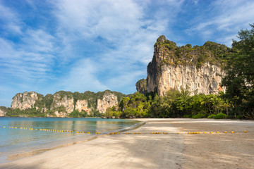 Obraz premium Landscape scenic view on West Railay with big cliff on the shore and empty sandy beach in the morning in Krabi Province in Thailand