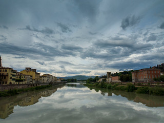 Fototapeta na wymiar Italia, Firenze, il fiume Arno e cielo nuvoloso.