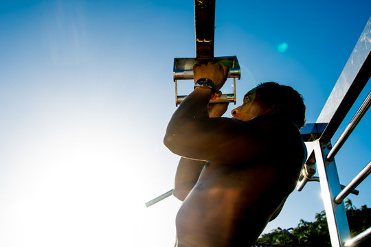 Jovem atleta se exercitando ao ar livre
