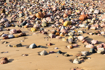 Bunte Steine an der Küste Portugals