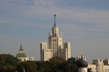 Obraz premium Moscow stalin skyscraper, view from Zaryadie park in sunny september day