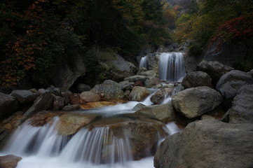 秘境の滝と渓流