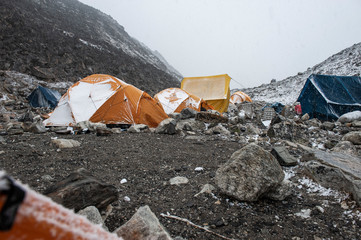 Zelte mit Schnee im Basislager einer Trekkingtour im Himalaya.