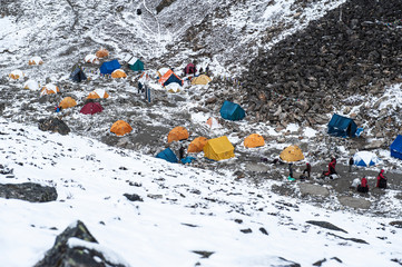 Zelte mit Schnee im Basislager einer Trekkingtour im Himalaya.