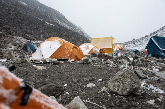 Zelte mit Schnee im Basislager einer Trekkingtour im Himalaya.
