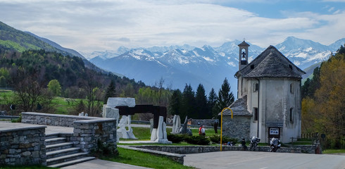 Kirche vor Bergpanorama