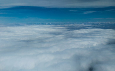 Obraz premium Over a cloudy sky