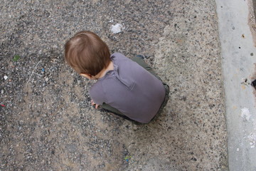 enchant qui joue dehors