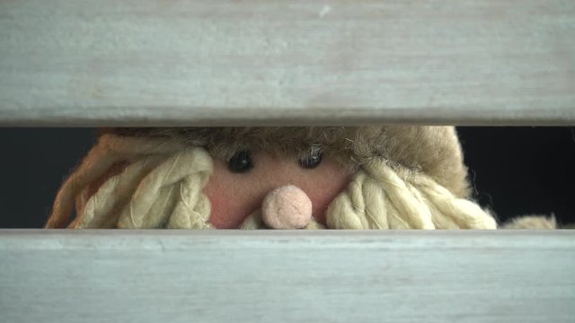 VIDEO DE SANTA CLAUS QUE APARECE DETRAS DE UNA SILLA Y SE ESCONDE RAPIDAMENTE