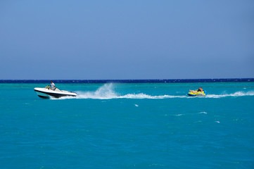 Motorboot zieht Wasserreifen