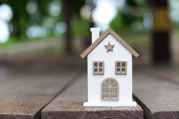 Obraz na płótnie Canvas wooden house building a small toy 
