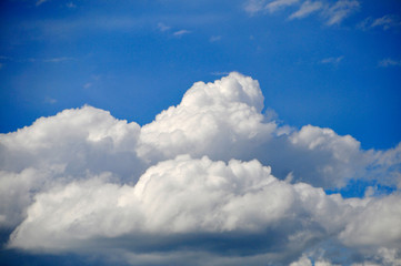 Wolken am blauen Himmel
