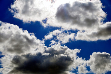 Wolken am blauen Himmel