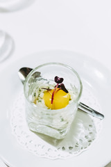 Verrine d'entrée, crème aromatisée et oeuf de caille