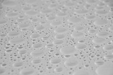 Wassertropfen auf Silberlack