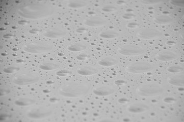 Wassertropfen auf Silberlack