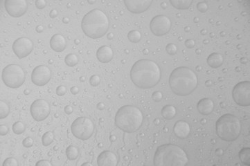 Wassertropfen auf Silberlack