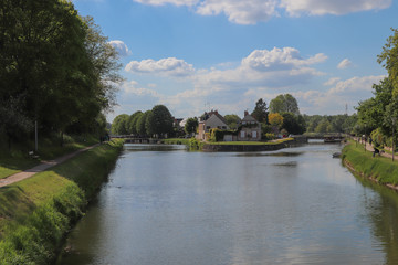Fototapeta na wymiar Loiret - Combleux - Les 2 bras du Canal d'Orléans